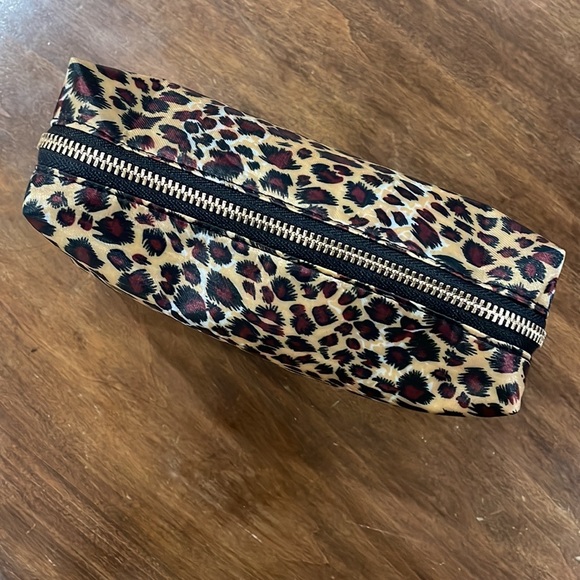 NEW Milani Leopard Print Cosmetic Bag - Picture 2 of 8